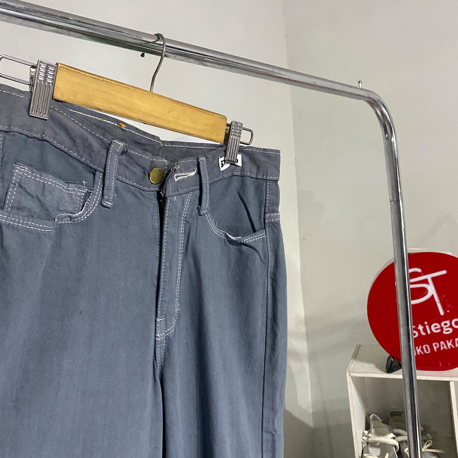 Celana wanita jeans loose grey